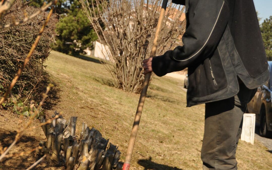 Jardinier qui ratisse